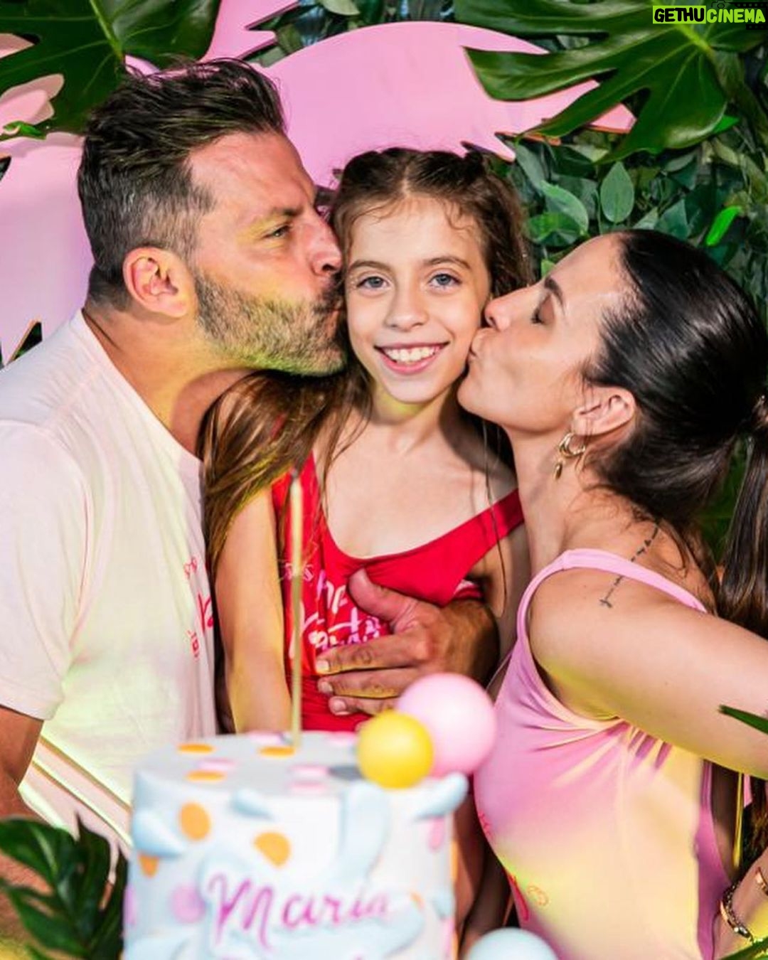 Henri Castelli Instagram - FOI LINDO! Parou SÃO PAULO!! Aniversário da minha princesa e meu coração transborda de alegria! Você sempre será minha pequena, não importa o quão grande fique. Sua grandeza se prova a cada desafio que vence e estou orgulhosa por te ver crescer. Feliz aniversário, filha! Muito obrigado meus amigos por fazer essa mágica acontecer. - Decoração e produção: @andreaguima5 Bolo e doces @rabellocaique Carrinho de lanches @arte_da_festa Carrinho de algodão doce @magicalgodao Vídeo e fotos @katiarochafotografa Morumbi, São Paulo