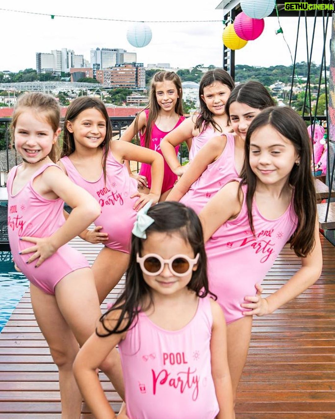 Henri Castelli Instagram - FOI LINDO! Parou SÃO PAULO!! Aniversário da minha princesa e meu coração transborda de alegria! Você sempre será minha pequena, não importa o quão grande fique. Sua grandeza se prova a cada desafio que vence e estou orgulhosa por te ver crescer. Feliz aniversário, filha! Muito obrigado meus amigos por fazer essa mágica acontecer. - Decoração e produção: @andreaguima5 Bolo e doces @rabellocaique Carrinho de lanches @arte_da_festa Carrinho de algodão doce @magicalgodao Vídeo e fotos @katiarochafotografa Morumbi, São Paulo