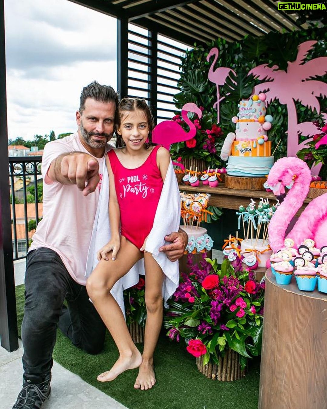 Henri Castelli Instagram - FOI LINDO! Parou SÃO PAULO!! Aniversário da minha princesa e meu coração transborda de alegria! Você sempre será minha pequena, não importa o quão grande fique. Sua grandeza se prova a cada desafio que vence e estou orgulhosa por te ver crescer. Feliz aniversário, filha! Muito obrigado meus amigos por fazer essa mágica acontecer. - Decoração e produção: @andreaguima5 Bolo e doces @rabellocaique Carrinho de lanches @arte_da_festa Carrinho de algodão doce @magicalgodao Vídeo e fotos @katiarochafotografa Morumbi, São Paulo