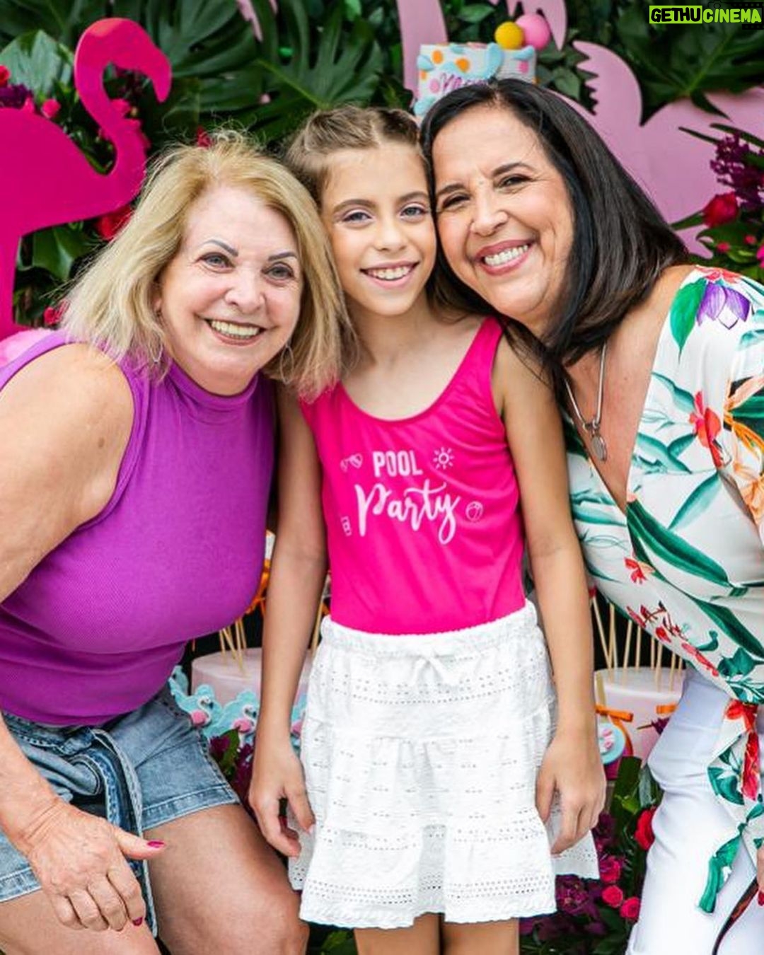 Henri Castelli Instagram - FOI LINDO! Parou SÃO PAULO!! Aniversário da minha princesa e meu coração transborda de alegria! Você sempre será minha pequena, não importa o quão grande fique. Sua grandeza se prova a cada desafio que vence e estou orgulhosa por te ver crescer. Feliz aniversário, filha! Muito obrigado meus amigos por fazer essa mágica acontecer. - Decoração e produção: @andreaguima5 Bolo e doces @rabellocaique Carrinho de lanches @arte_da_festa Carrinho de algodão doce @magicalgodao Vídeo e fotos @katiarochafotografa Morumbi, São Paulo