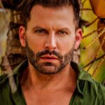 Henri Castelli Instagram - *Mantenha sua virtude moral, não deixe nada nem ninguém coromper o seu caráter!!! A sua virtude e seu carater mantem você de pé, te faz invencível e nunca deixará perder a sua liberdade... virtude e caráter é um dom de DEUS, e não é todo mundo que vai enteder isso em sua vida!!! A virtude moral, um caráter digno e lovavel, faz a diferença na vida de quem serve a DEUS... isso nos leva a ajudar o próximo com amor, e não por uma escolha... TER COMPROMISSO COM QUEM AMAMOS EM CRISTO JESUS, É VIRTUDE DO NOSSO CARÁTER LIGADO AO CARÁTER DE DEUS.* Miami Beach, Florida