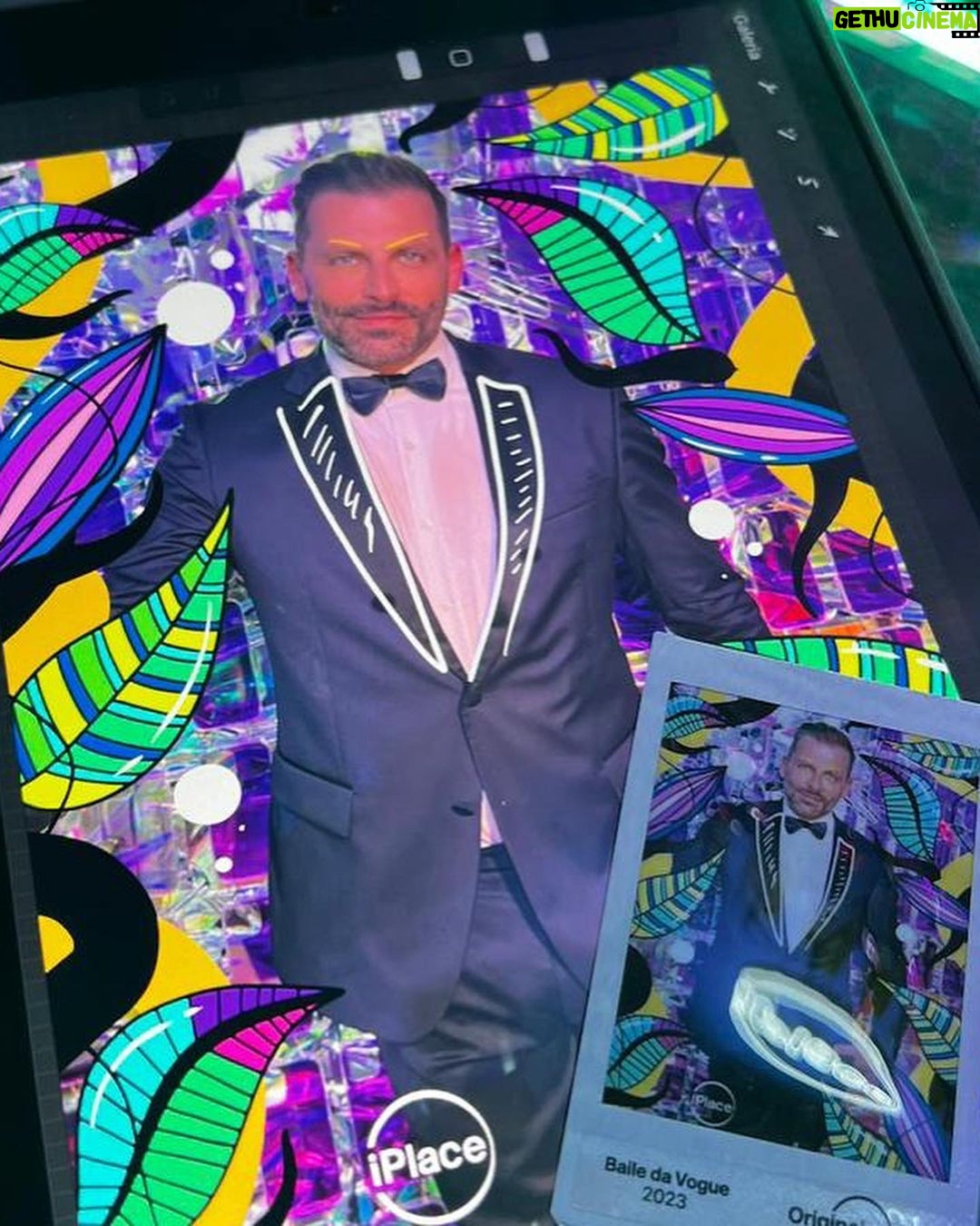 Henri Castelli Instagram - A convite de Originais iPlace, vim fazer parte do Sonho de uma Noite de Verão e expressar toda a minha originalidade no Baile da Vogue. Uma noite de muita inspiração, moda e elegância. #BaileDaVogue2023 #BaileDaVogue #OriginaisiPlace @iplace Copacabana Beach Praia de Copacabana