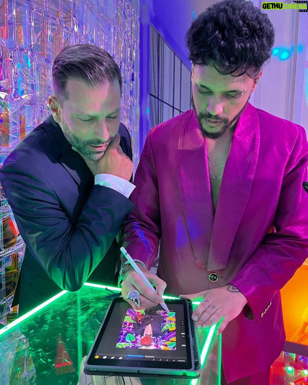 Henri Castelli Instagram - A convite de Originais iPlace, vim fazer parte do Sonho de uma Noite de Verão e expressar toda a minha originalidade no Baile da Vogue. Uma noite de muita inspiração, moda e elegância. #BaileDaVogue2023 #BaileDaVogue #OriginaisiPlace @iplace Copacabana Beach Praia de Copacabana