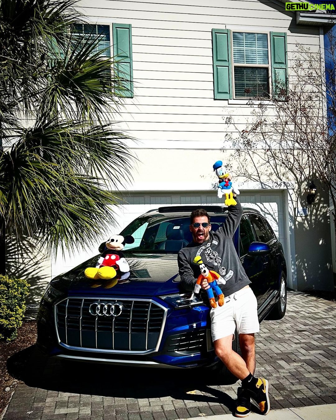 Henri Castelli Instagram - Direto de Orlando, esta é minha casa pelos próximos dias! 🏡✨ Valeu @intteliorlando sempre!!! Para vir com familiares e amigos, esta é a melhor opção para ficar todos juntos. A Intteli oferece diversos tipos de casas, desde apartamentos até casas temáticas. Se você está vindo para Orlando, a Intteli é a empresa ideal para te ajudar a encontrar a casa perfeita! 🌟 #IntteliOrlando #CasaDeFérias #OrlandoMagic Agradecer também @floridarentalcar pela comodidade com esse super Audi na garagem!!
