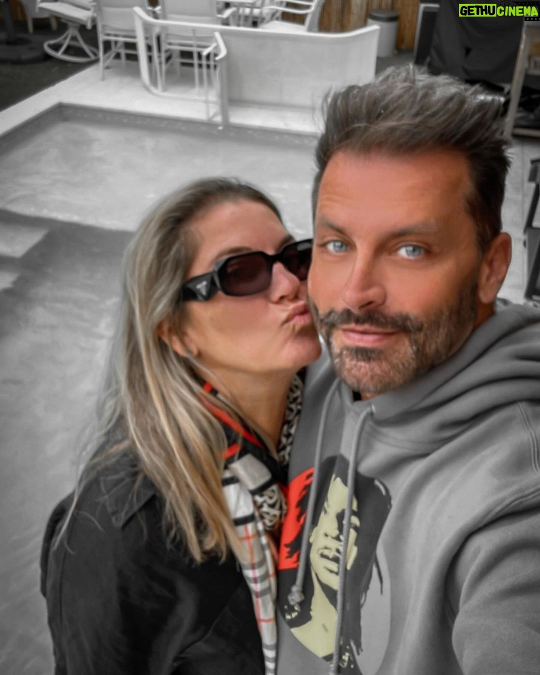 Henri Castelli Instagram - Hoje eh o dia dela!! Difícil até escrever sobre o tanto de amor que tenho por ela!! Amiga que de verdade torce um pelo outro e vive com você no pensamento! Amigos não são perfeitos. Brigam, se xingam, se odeiam, se cuidam e se amam. Amigo é aquele que mesmo longe está sempre por perto, que não perde a verdade do abraço e os gostos pelas mesmas nossas “idiotices “ Que só a gente sabe! Eu e ela teremos 15 anos pro RESTO DA VIDA! Uma verdadeira amizade não se acaba em tempos de adversidades. Muito pelo contrário, se fortalece. E a nossa se fortalece a cada dia!! Temos muita personalidade, FATO! Mas o que eu sei que estaremos juntos pro resto da vida!! Te amo @jujuzanon ❤️❤️❤️❤️❤️😎 Miami Beach, Florida