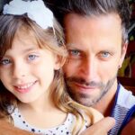 Henri Castelli Instagram - Ei filha!!! Hoje eh seu dia! Parabéns meu amor! Você será sempre o meu sonho que se tornou realidade.” QUANDO VOCE NASCEU. MINHA FILHA, NUNCA TIVE MINHAS MÃOS TÃO OCUPADAS E MEU CORAÇÃO TÃO CHEIO DE AMOR Minha melhor parceira, meu sonho, tatuada na minha pele e no meu coração!!! Ei filha! Fica tranquila que seu Pai está aqui, Ei filha pode sempre confiar no PAPAI, confie em mim pq serei sempre seu melhor amigo! Ei filha,🌷 eu estou cuidando do seu coração, Fica calma eu estou preparando dias melhores... logo você vai entender, todo meu sacrifício eh pra te ver feliz e poder realizar todos os seus sonhos. E pode ter certeza que todo momento difícil vem para te tornar a gente mais forte. Estou preparando cada detalhe da sua história e creia que os planos de Deus são maiores que os nosso ! Confie em mim. Estou no controle. Papai tá trabalhando muito pra que eu possa te proporcionar a melhor educação, ser a sua melhor referência 🙏🙌 👑🙌🙏 Vim aqui te lembrar que você não caminha sozinha e mesmo quando os fardos parecem pesados demais eu estou te ajudando a carregar. Confie em mim, eu estou cuidando de cada detalhe! Te amo meu amor!!!😍 FELIZ ANIVERSÁRIO AMOR Miami Beach, Florida
