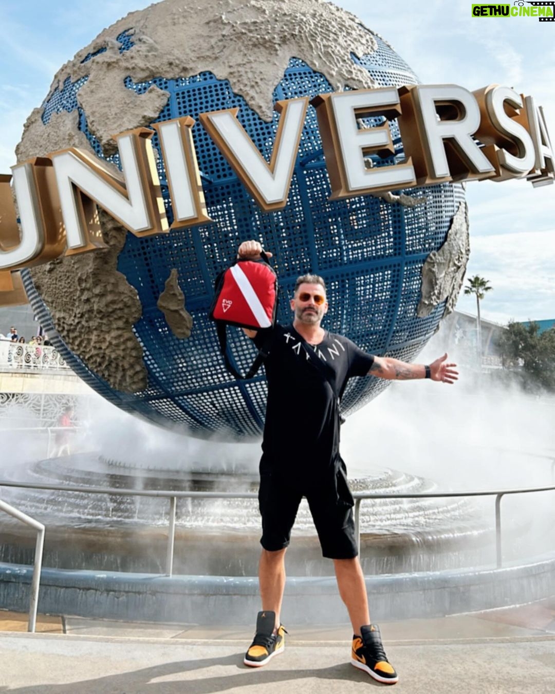 Henri Castelli Instagram - Parada tradicional na Universal! Dos meus preferidos em Orlando #trip #happyholidays #happynewyear Universal Orlando Resort