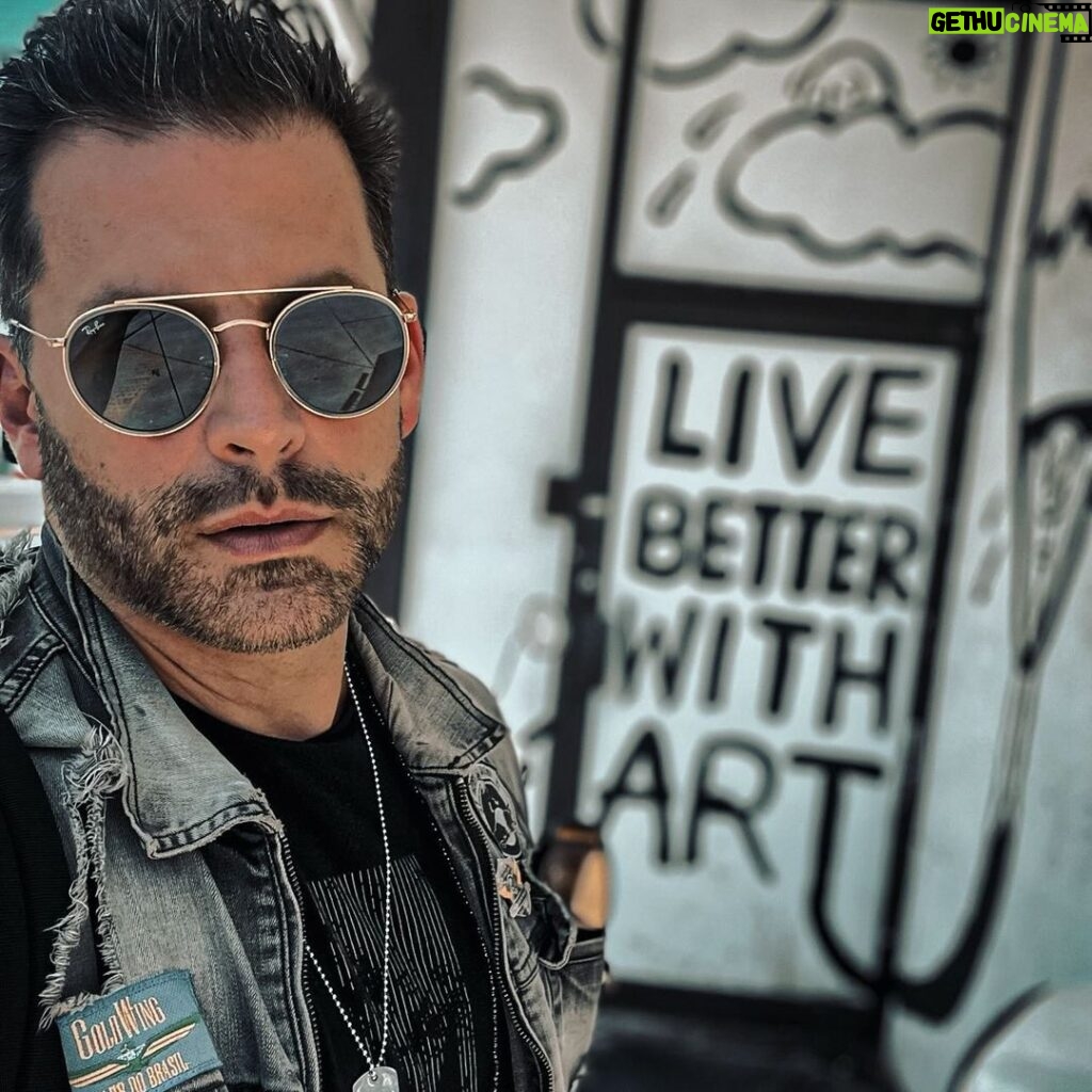 Henri Castelli Instagram - live better with love also!! 🙏🏻❤️🙏🏻❤️🙏🏻 Miami, Florida