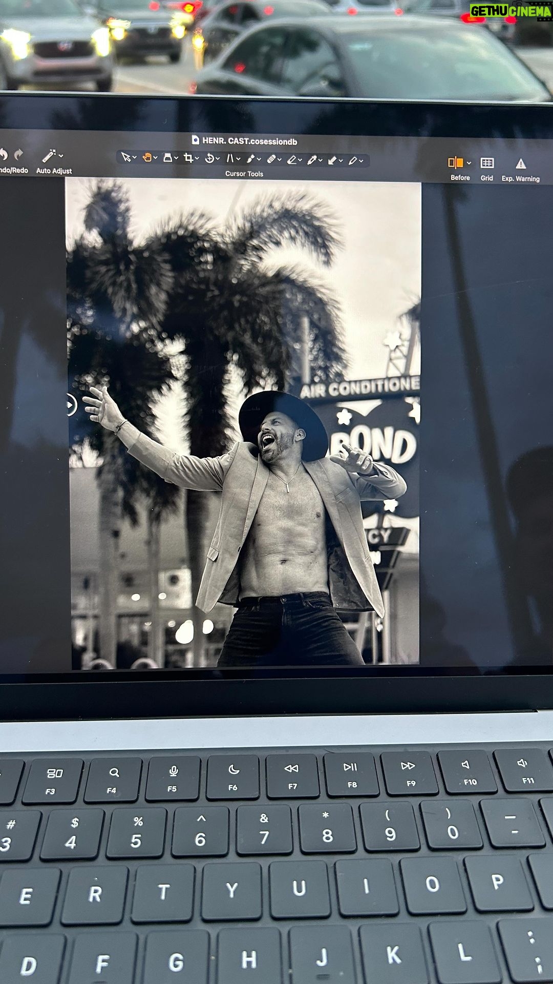 Henri Castelli Instagram - Faça o que fizer não se auto congratule demais Nem seja severo demais com você As suas escolhas tem sempre Metade das chances de dar certo É assim para todo mundo Desfrute de seu corpo Use-o de toda maneira que puder, mesmo Não tenha medo de seu corpo Ou do que as outras pessoas possam achar dele É o mais incrível instrumento Que você jamais vai possuir Dance! Mesmo que não tenha aonde Além de seu próprio quarto Leia as instruções Mesmo que não vá segui-las depois Não leia revistas de beleza Elas só vão fazer você se achar feio! “Filtro solar “ Valeu equipe @jrmannyn @marcioamaralph @skep360 @liandraliandraliandra