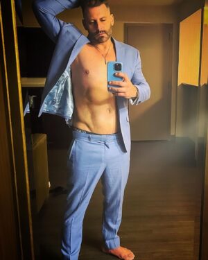 Henri Castelli Instagram - Bom dia meu povo!!! Levanta e bora trabalhar, 

O único lugar que o sucesso vem antes do
trabalho é no dicionário! ✌️✌️✌️✌️