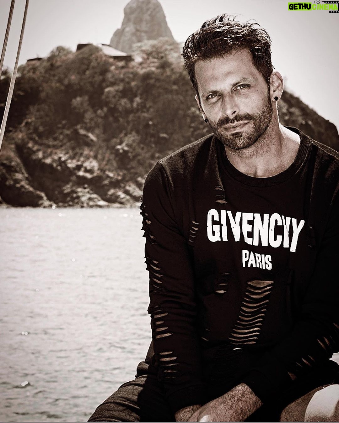 Henri Castelli Instagram - Se queremos progredir, não devemos repetir a história, mas fazer uma história nova. Tome uma atitude e comece hoje!!! Manhattan, New York