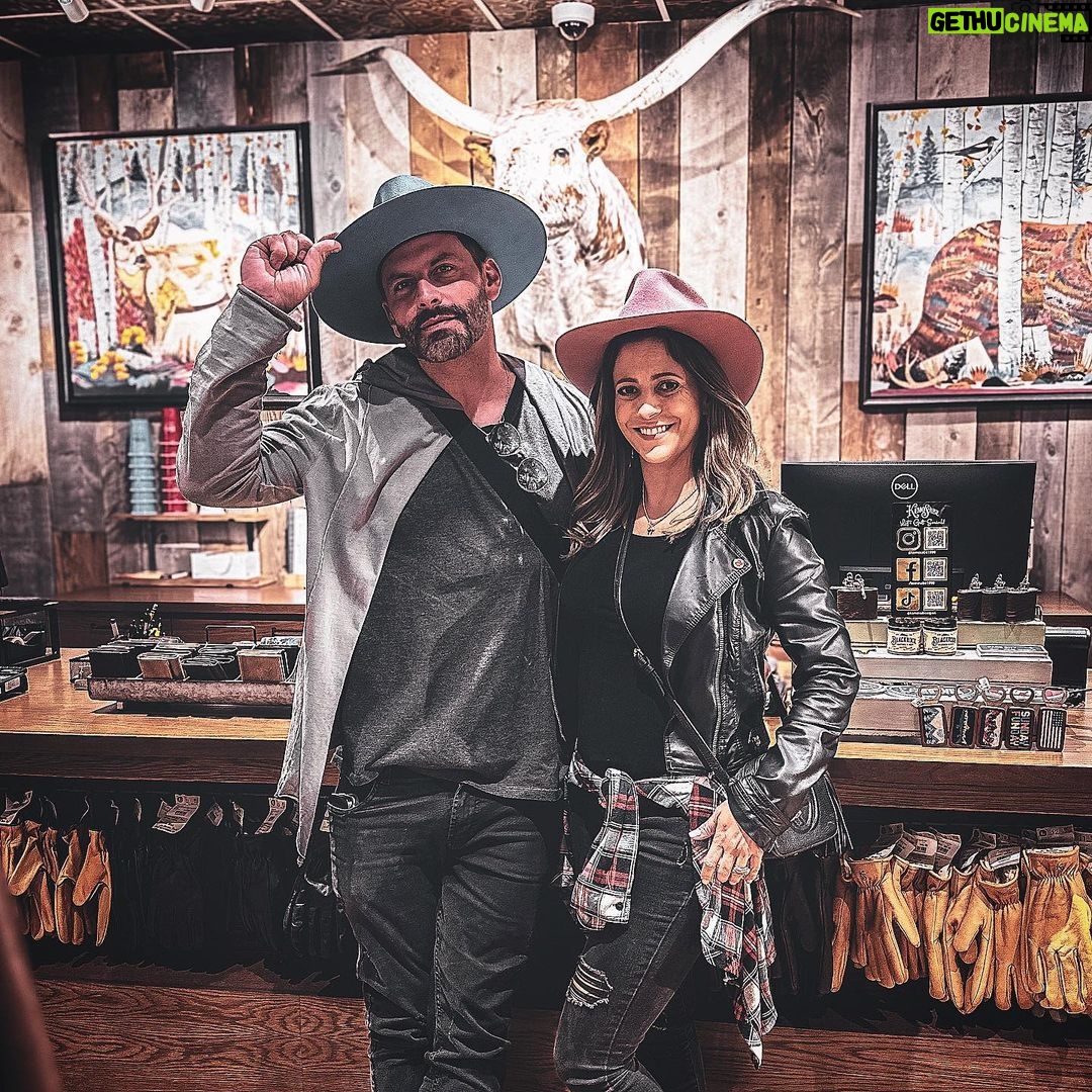 Henri Castelli Instagram - É CAÇULA, TEIMOSA E MIMADA, MAS TAMBÉM É UMA DAS PESSOAS MAIS IMPORTANTES DA MINHA VIDA. TE AMO, IRMÃ!! @anita.lincoln VOCÊ FOI O MELHOR PRESENTE QUE DEUS ME DEU, UMA IRMÃ MARAVILHOSA E UMA AMIGA VERDADEIRA.