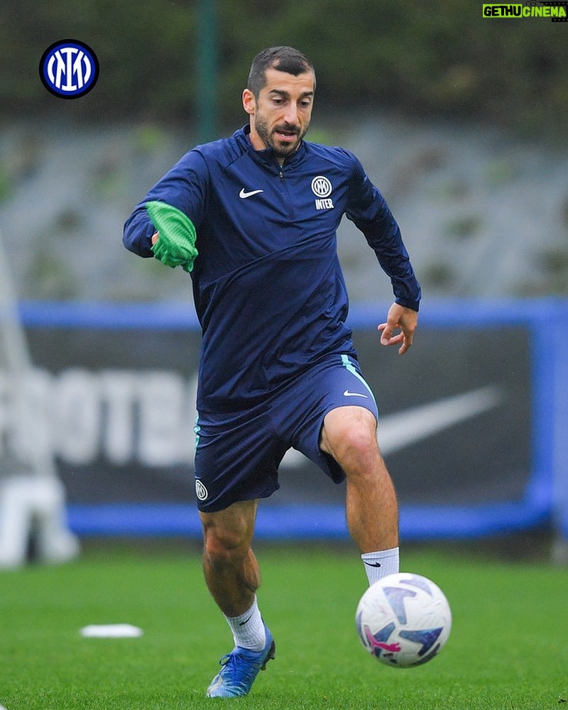 Henrikh Mkhitaryan Instagram - Keep on working ⚽️🖤💙