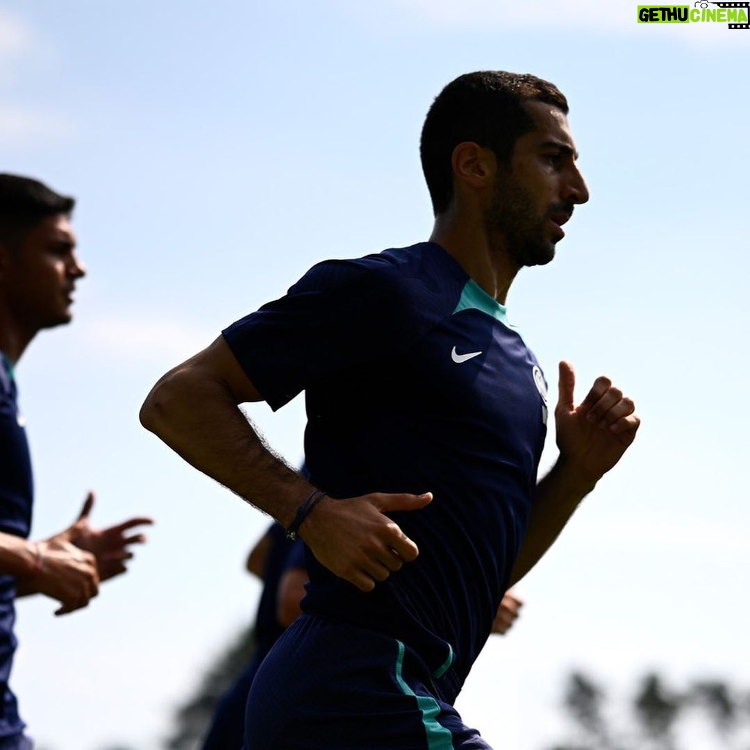 Henrikh Mkhitaryan Instagram - Kicking off with my new team!! 👊🏼⚫️🔵 #ForzaInter #Inter #Football #Training