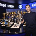 Henrikh Mkhitaryan Instagram - Words can’t describe how proud I feel right now, can't wait to get the season started! ⚫🔵 @inter #ForzaInter #Inter #IMInter #WelcomeMkhitaryan #Football