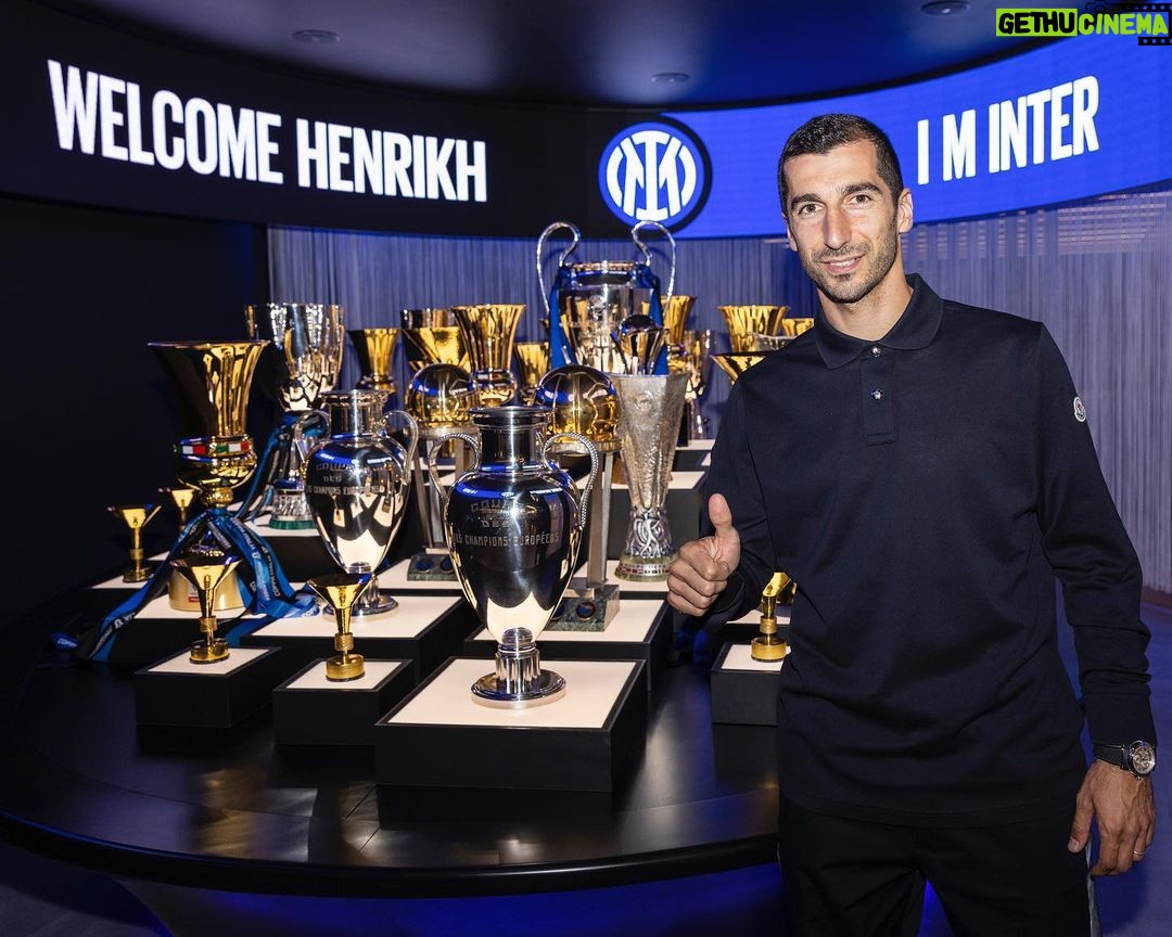 Henrikh Mkhitaryan Instagram - Words can’t describe how proud I feel right now, can't wait to get the season started! ⚫🔵 @inter #ForzaInter #Inter #IMInter #WelcomeMkhitaryan #Football