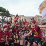 Henrikh Mkhitaryan Instagram - An unforgettable day in the city! Thank you Roma😍💛❤️ @officialasroma #asroma #roma