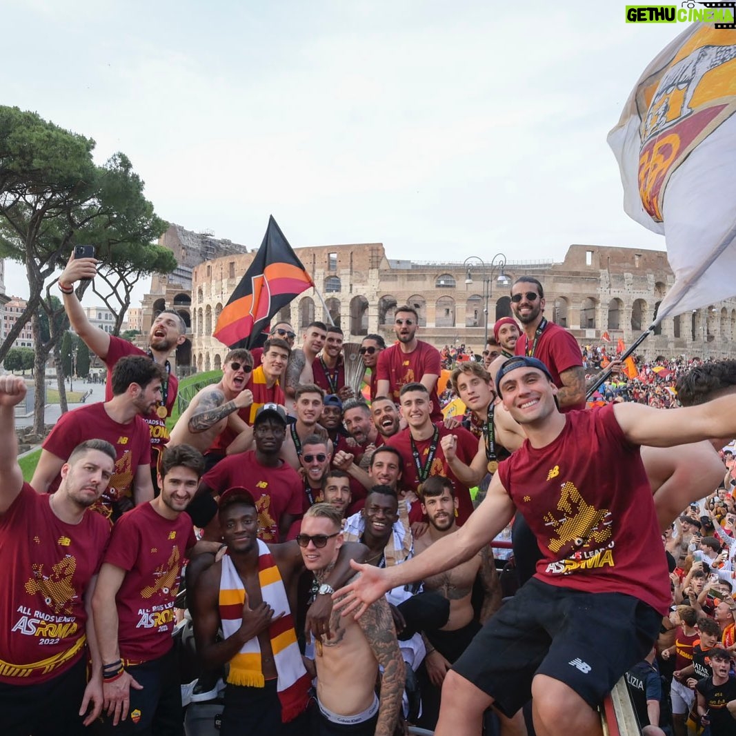 Henrikh Mkhitaryan Instagram - An unforgettable day in the city! Thank you Roma😍💛❤️ @officialasroma #asroma #roma