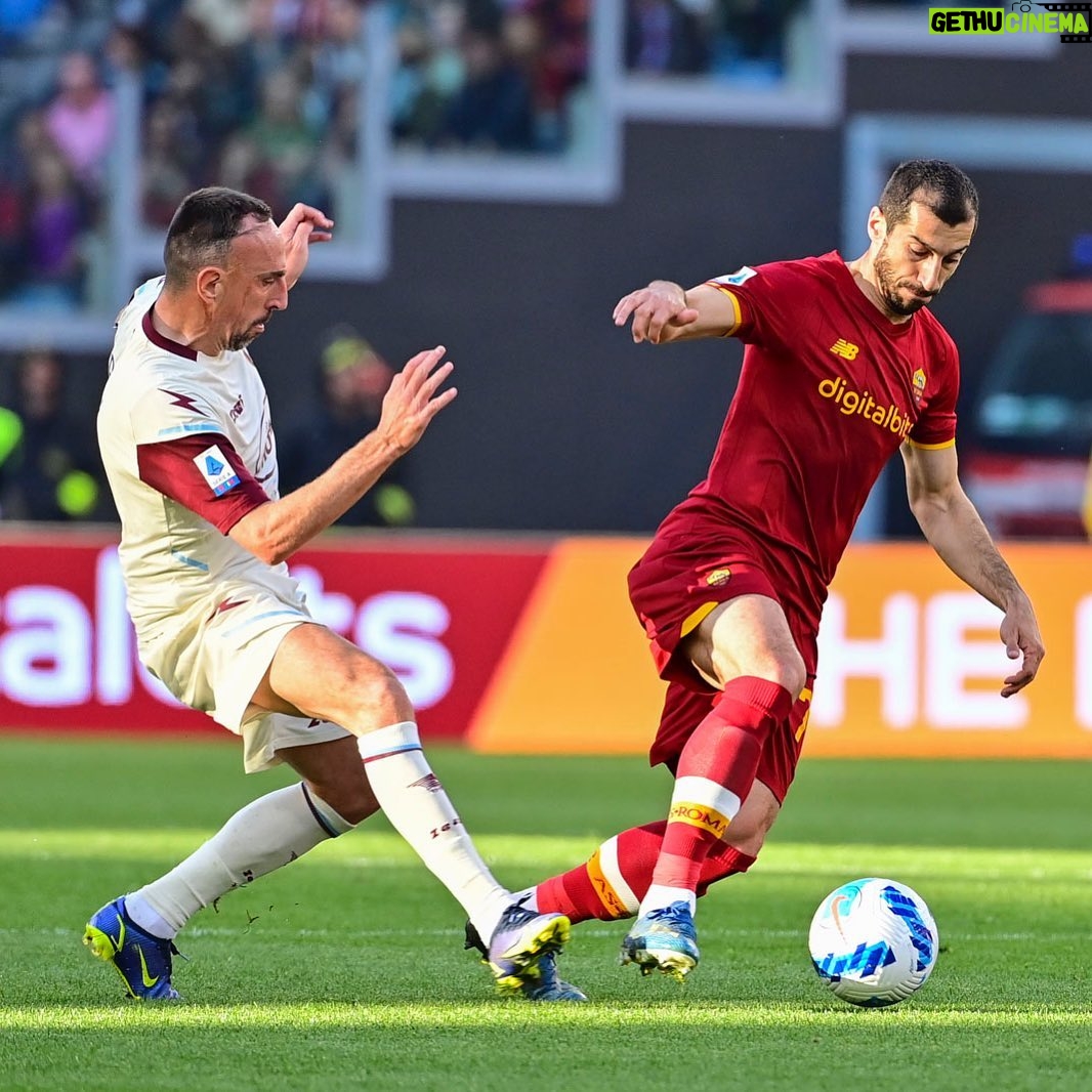 Henrikh Mkhitaryan Instagram - Another crucial win in @seriea in front of an amazing #romanista support🔥❤️ On Thursday we have to win once more - all together!⚽️👊🏼👊🏼 @officialasroma #asroma #romasalernitana