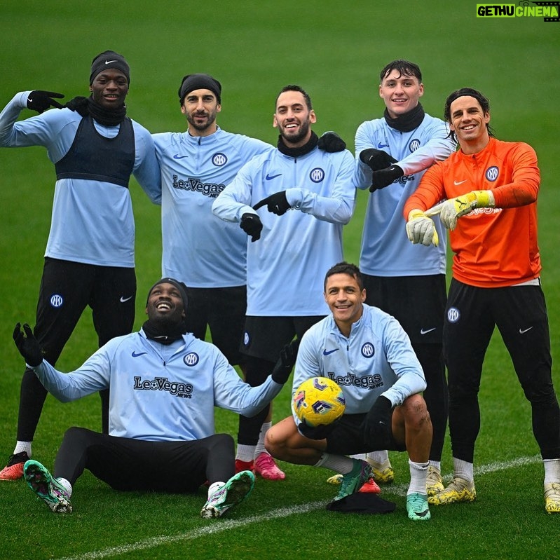 Henrikh Mkhitaryan Instagram - È l’ora di…..?! Fateci sapere 🤨😎⚽️💪🏼 FORZAAAAAAA🧏🏻♂️⚫️🔵!! #ForzaInter @thuram @hakancalhanoglu @yannsommer @alexis_officia1