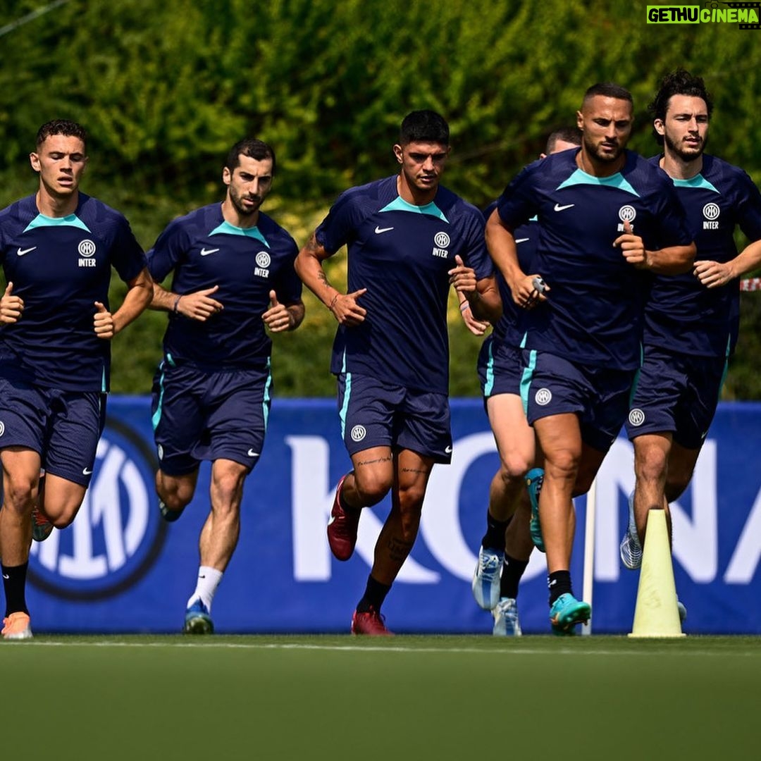 Henrikh Mkhitaryan Instagram - Kicking off with my new team!! 👊🏼⚫️🔵 #ForzaInter #Inter #Football #Training
