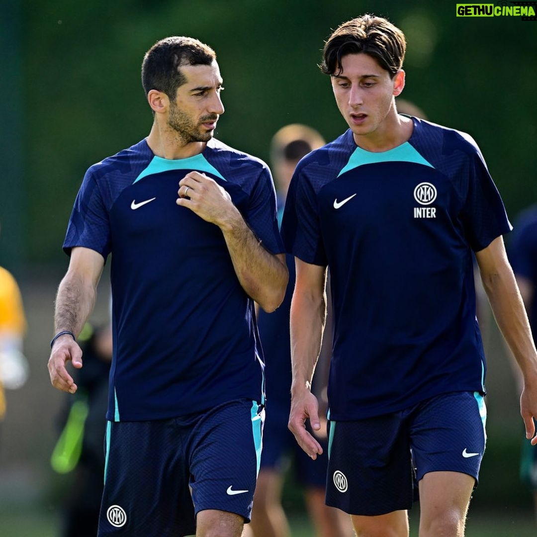 Henrikh Mkhitaryan Instagram - Kicking off with my new team!! 👊🏼⚫️🔵 #ForzaInter #Inter #Football #Training