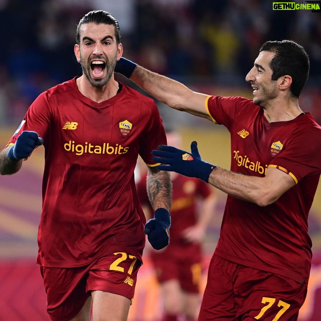 Henrikh Mkhitaryan Instagram - ❤️💛 #RomaCagliari @sergioliveira27 #seriea #asroma Stadio Olimpico, Roma