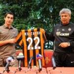 Henrikh Mkhitaryan Instagram - Learning about your retirement, I’d like to express my gratitude to you Mister for your belief in my talent. Thank you for your trust, for inspiring me and for the profound impact you had on my career. You have been more than a coach to me and your mentorship contributed to shape the athlete I am today. Mulțumesc Mister! I wish you more than all the best! 🧡🙏🏼 #Lucescu #MirceaLucescu @fcshakhtar #shakhtar