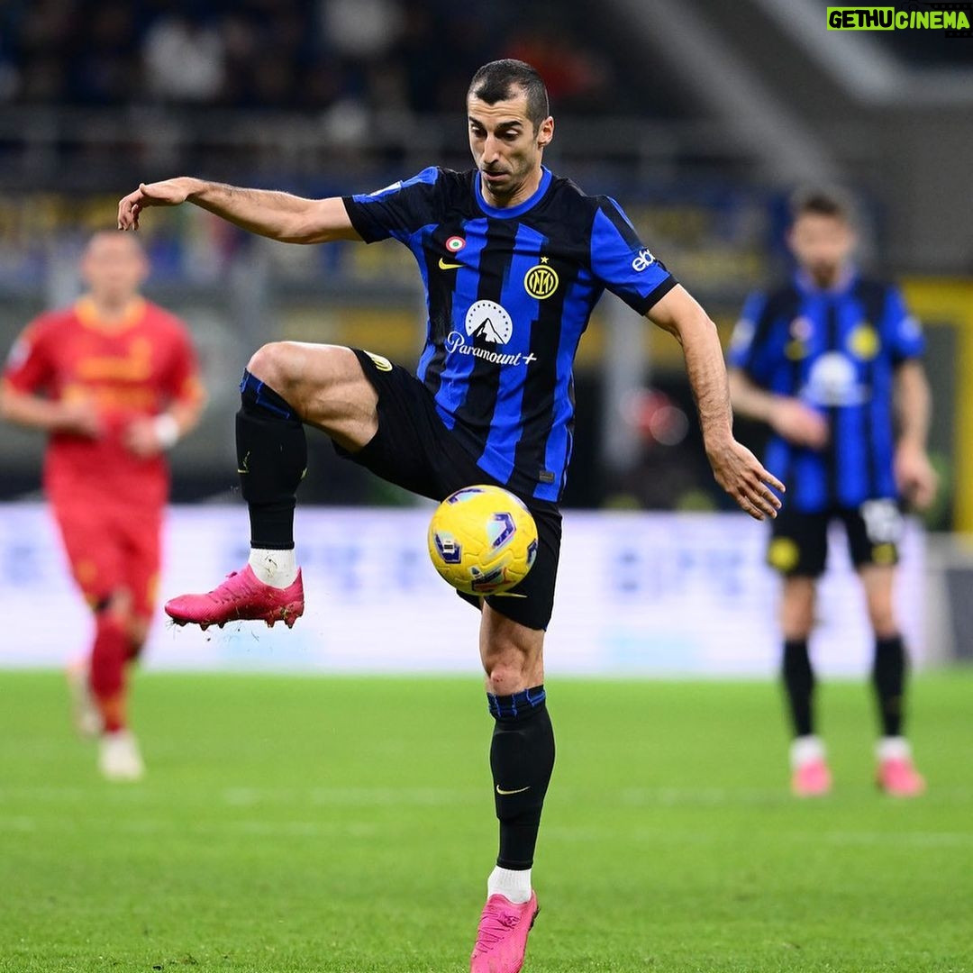 Henrikh Mkhitaryan Instagram - Christmas Win✨🤩💪🏼⚫️🔵 #InterLecce #ForzaInter #seriea #christmas #vibes Stadio Giuseppe Meazza, San Siro, Milano