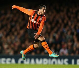 Henrikh Mkhitaryan Instagram - Learning about your retirement, I’d like to express my gratitude to you Mister for your belief in my talent. Thank you for your trust, for inspiring me and for the profound impact you had on my career. You have been more than a coach to me and your mentorship contributed to shape the athlete I am today. Mulțumesc Mister! I wish you more than all the best! 🧡🙏🏼 #Lucescu #MirceaLucescu @fcshakhtar #shakhtar