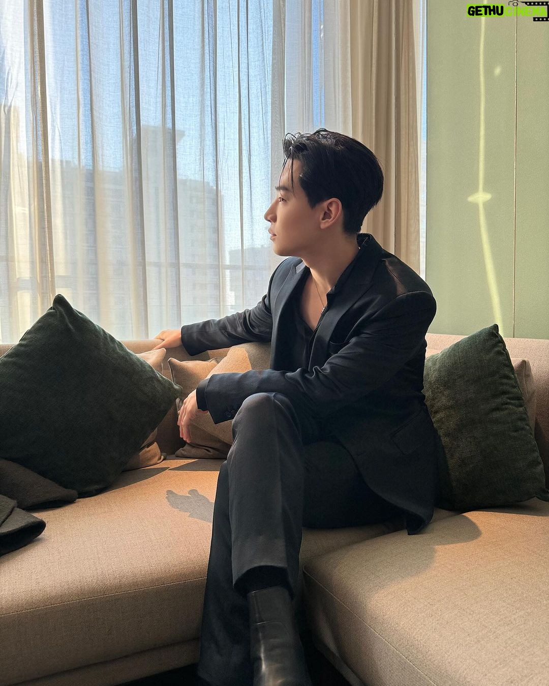 Henry Lau Instagram - trying too hard to be cool. 멋있는척 좀 했다?!