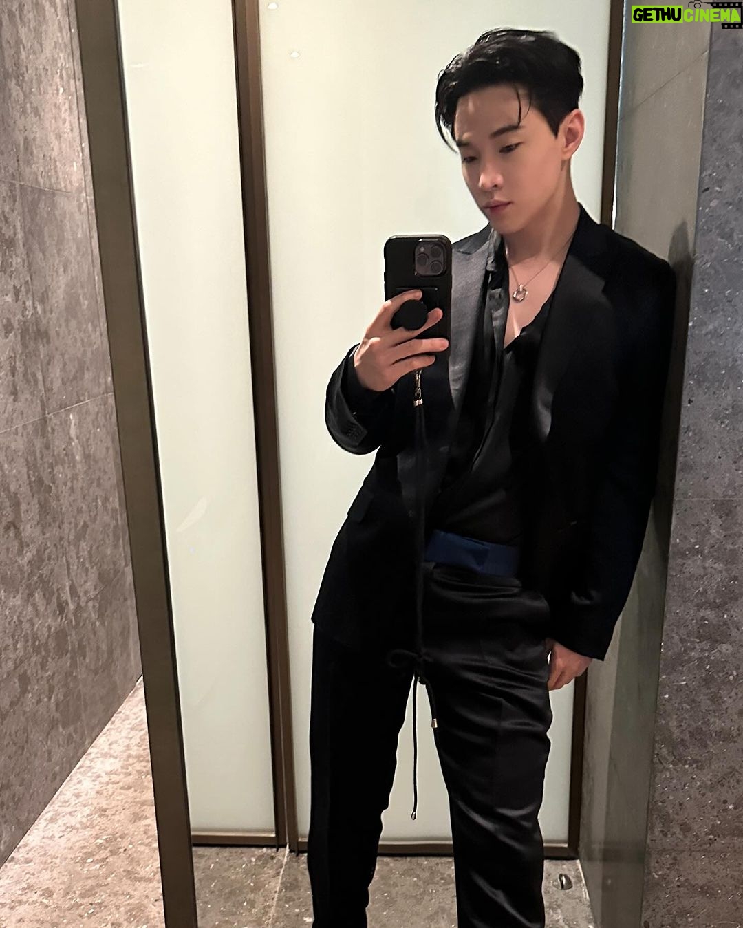 Henry Lau Instagram - trying too hard to be cool. 멋있는척 좀 했다?!