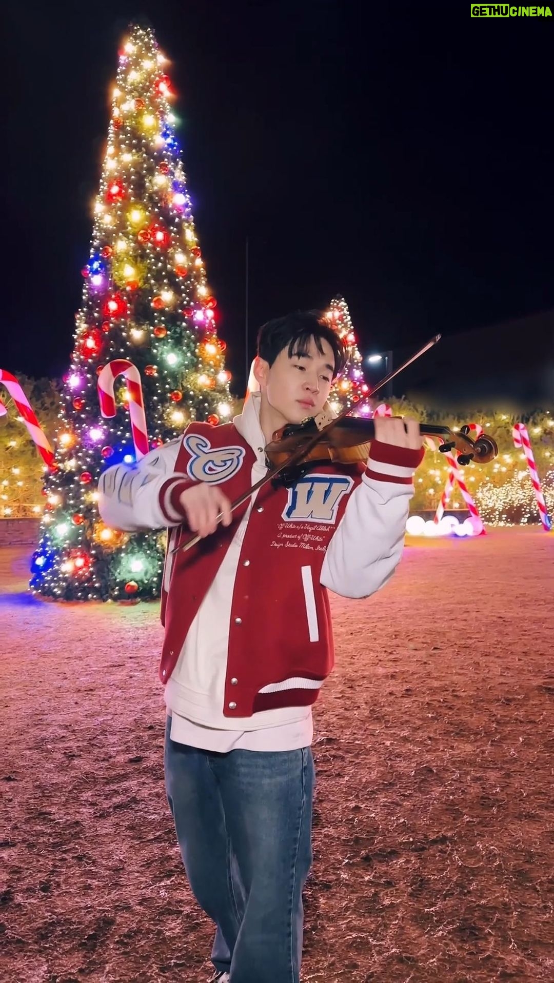 Henry Lau Instagram - ☃️ #SiaSnowman 여러분 메리 크리스마스~ happy holidays!!❤️🎁 🎻 inspo: Joel Sunny @joelsvnny