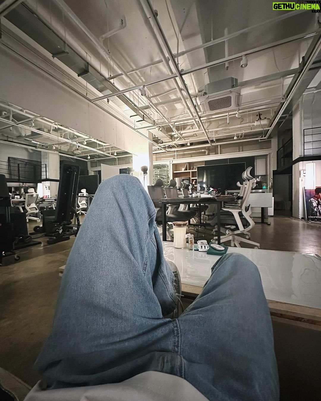 Henry Lau Instagram - finally untangling it all. 위캔듀잇