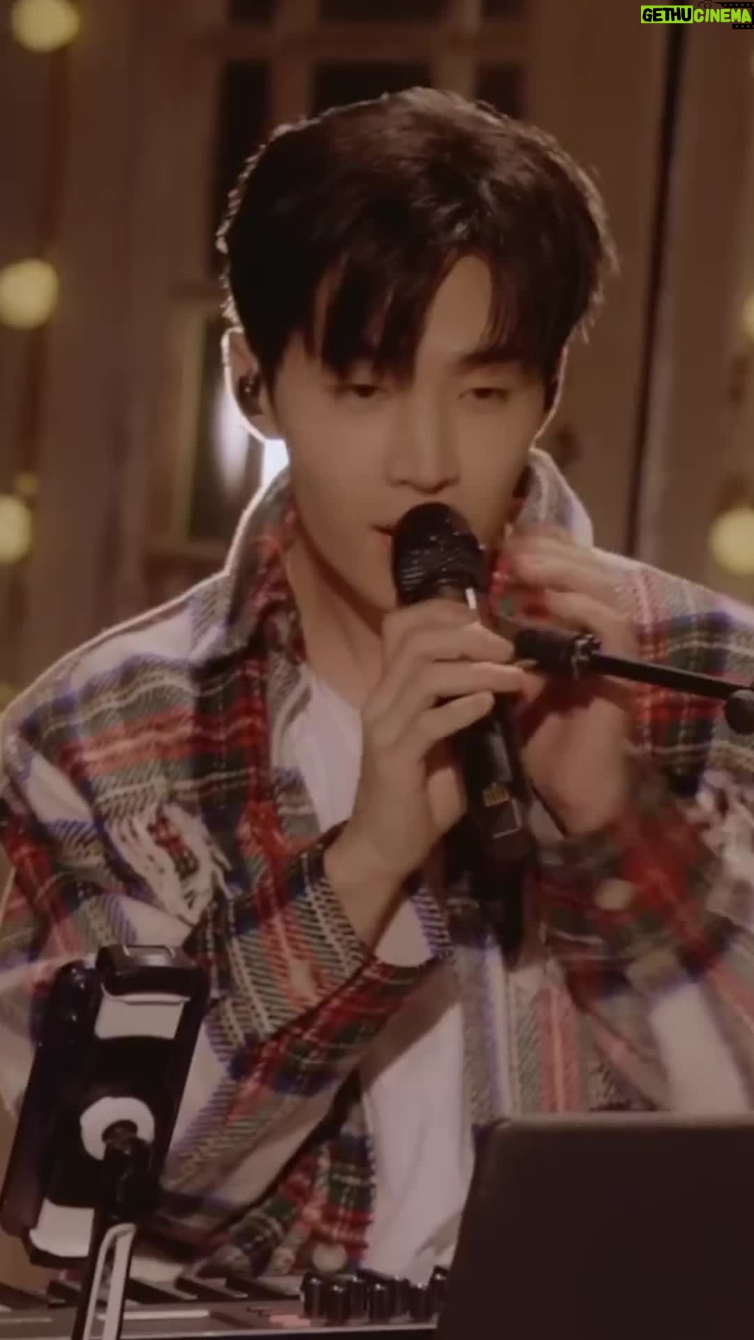 Henry Lau Instagram - Last Christmas 🎄벌써 1년 전 ❤️