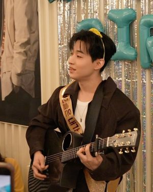 Henry Lau Instagram - grateful for another year of love and support 🎉🙆🏻‍♂️thank you for making my birthday extra special 💙 넘넘넘 감사해요  지ㅣㅣㅣㅣㅣㄴ시ㅣㅣㅣㅣㅣㅁ 너ㅓㅓㅁ 감동 이에요 !!!! 우리 🖊️들