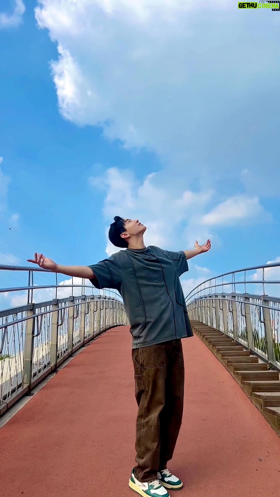 Henry Lau Instagram - Who’s ready to dance along to #SummerSky?!🌤️