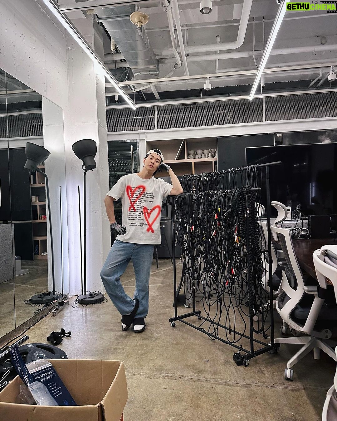 Henry Lau Instagram - finally untangling it all. 위캔듀잇