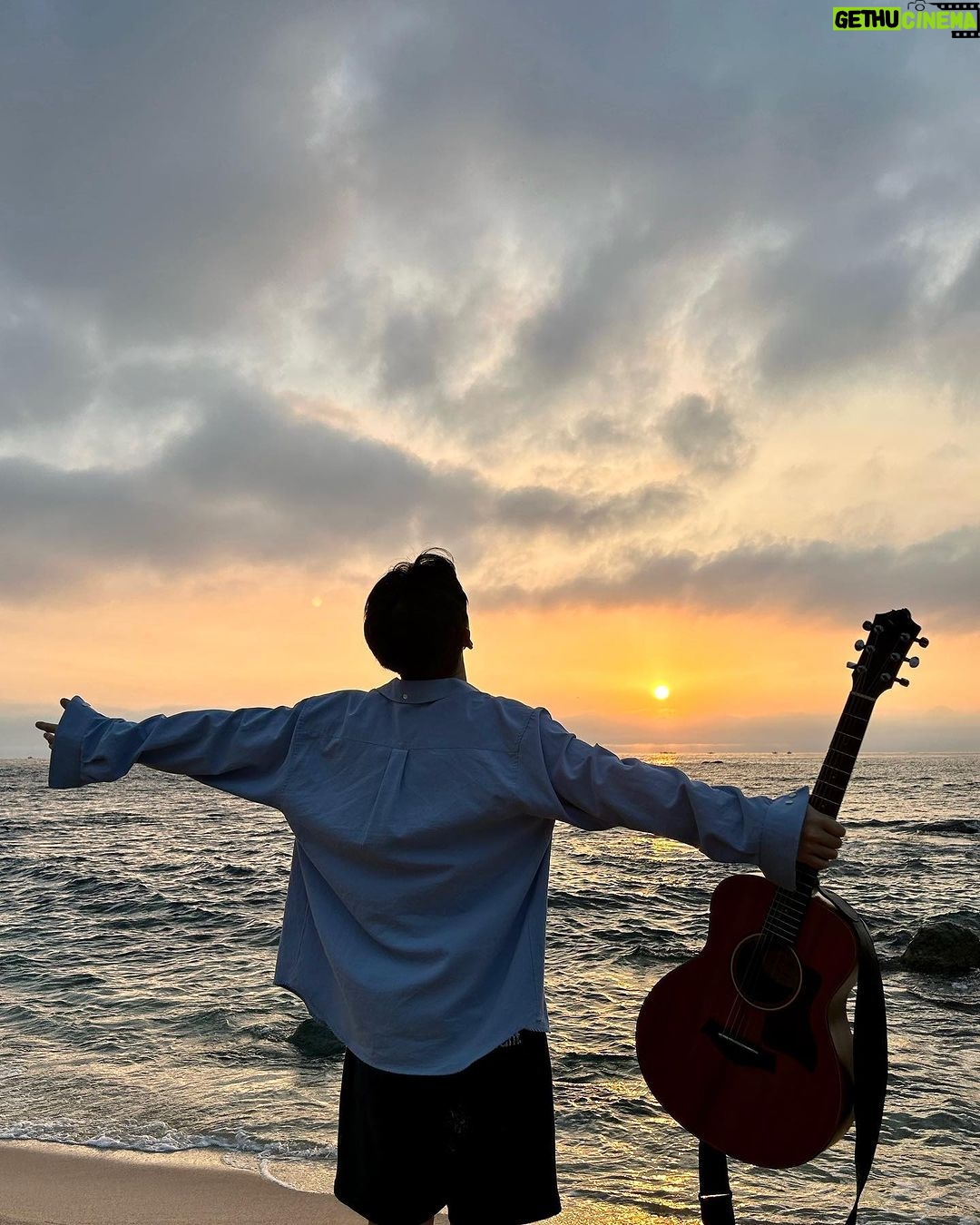 Henry Lau Instagram - what’s your summer sky lookin like? 🌤️