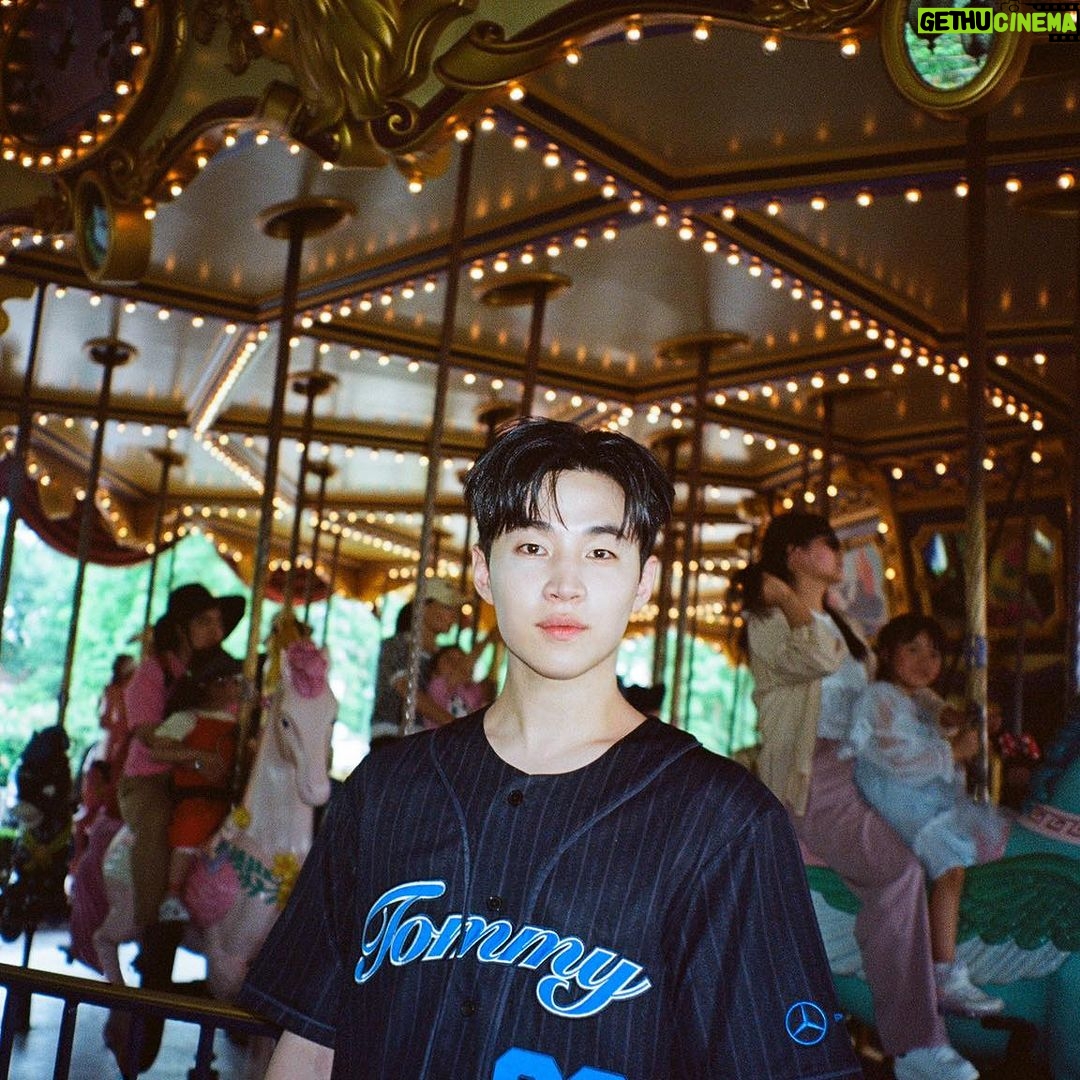 Henry Lau Instagram - if you dream it you can do it 💫🏰