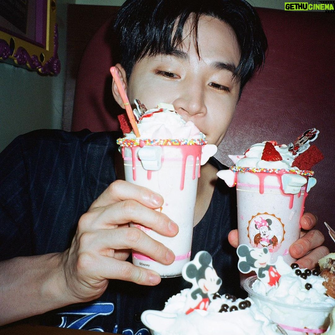 Henry Lau Instagram - if you dream it you can do it 💫🏰