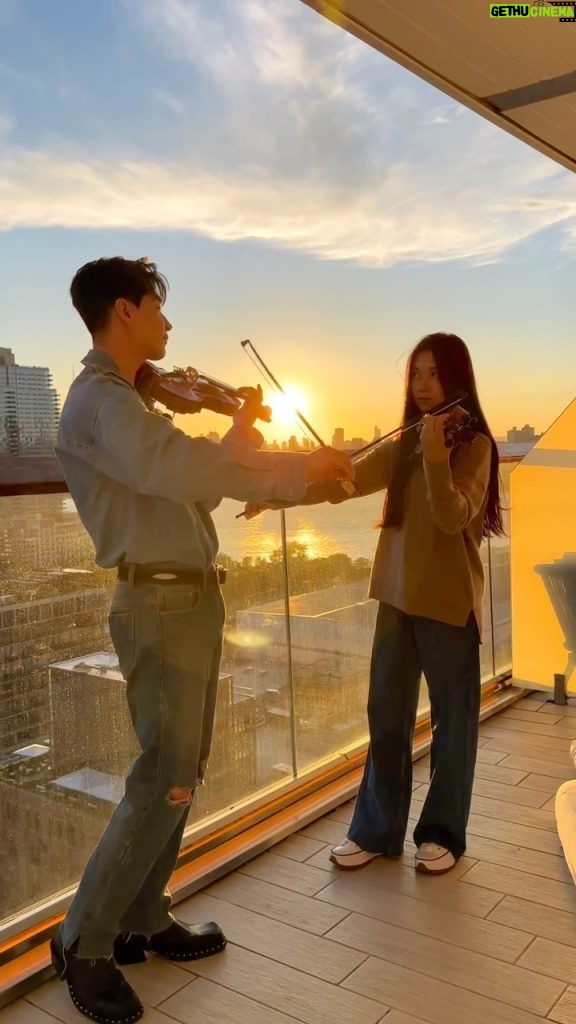 Henry Lau Instagram - ‘Perfect’ sunset & performance w/ @sohyunko_official 🌅 오랜만에 소현이랑 ‘perfect’ 한 연주 🎻 @min5un9 🎸 New York, New York