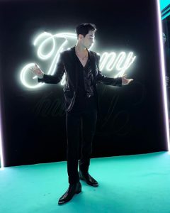 Henry Lau Instagram - My @tiffanyandco journey💙 #tiffanyandco #thetiffanylandmark New York, New York