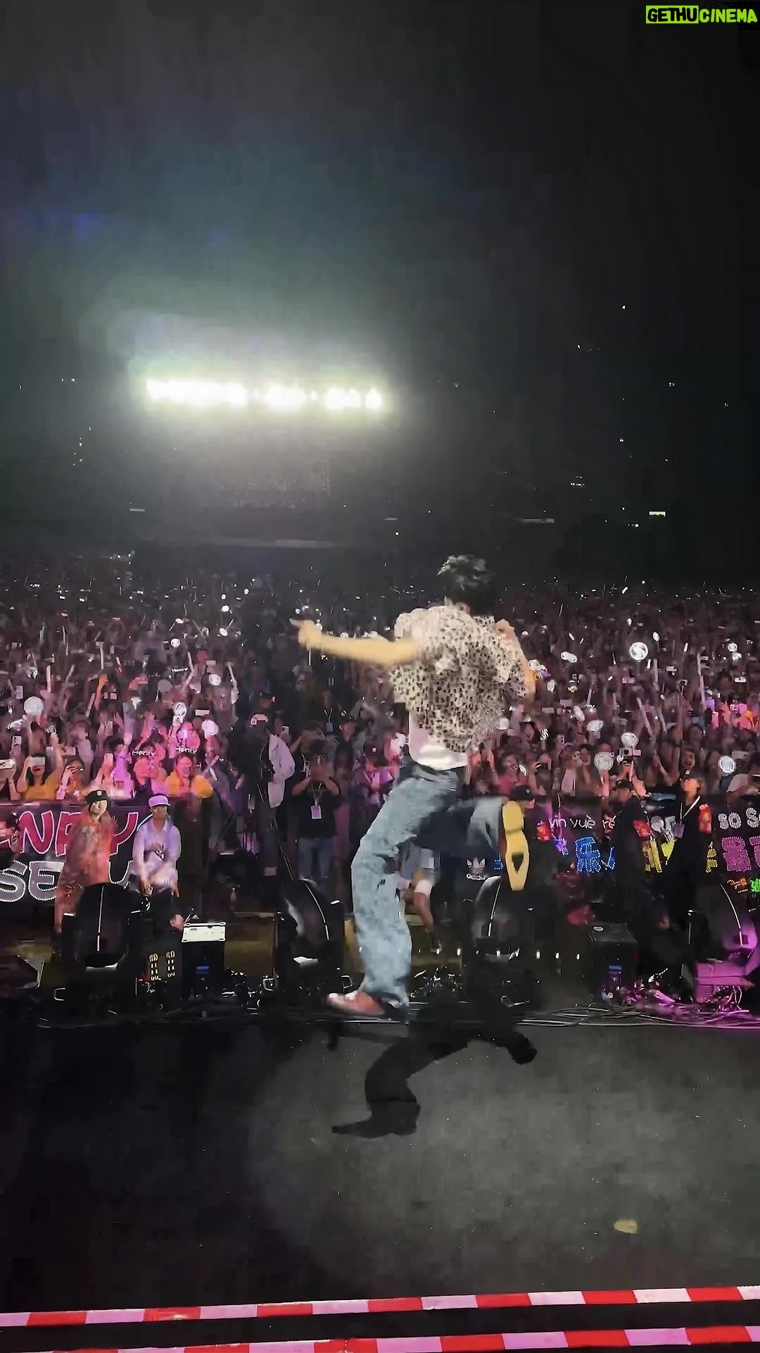 Henry Lau Instagram - woah ... now that's a party. 신나신나!!!!