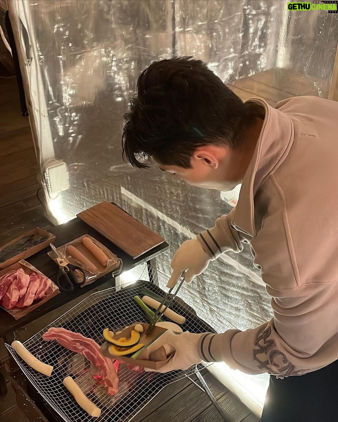 Henry Lau Instagram - 삼겹살 바베큐 anyone ?! 근데 선글 은 절대 멋있을려구 하는거 아니구 ㅋㅋㅋ 눈이 아파서 입니다 ㅎㅎ 강추