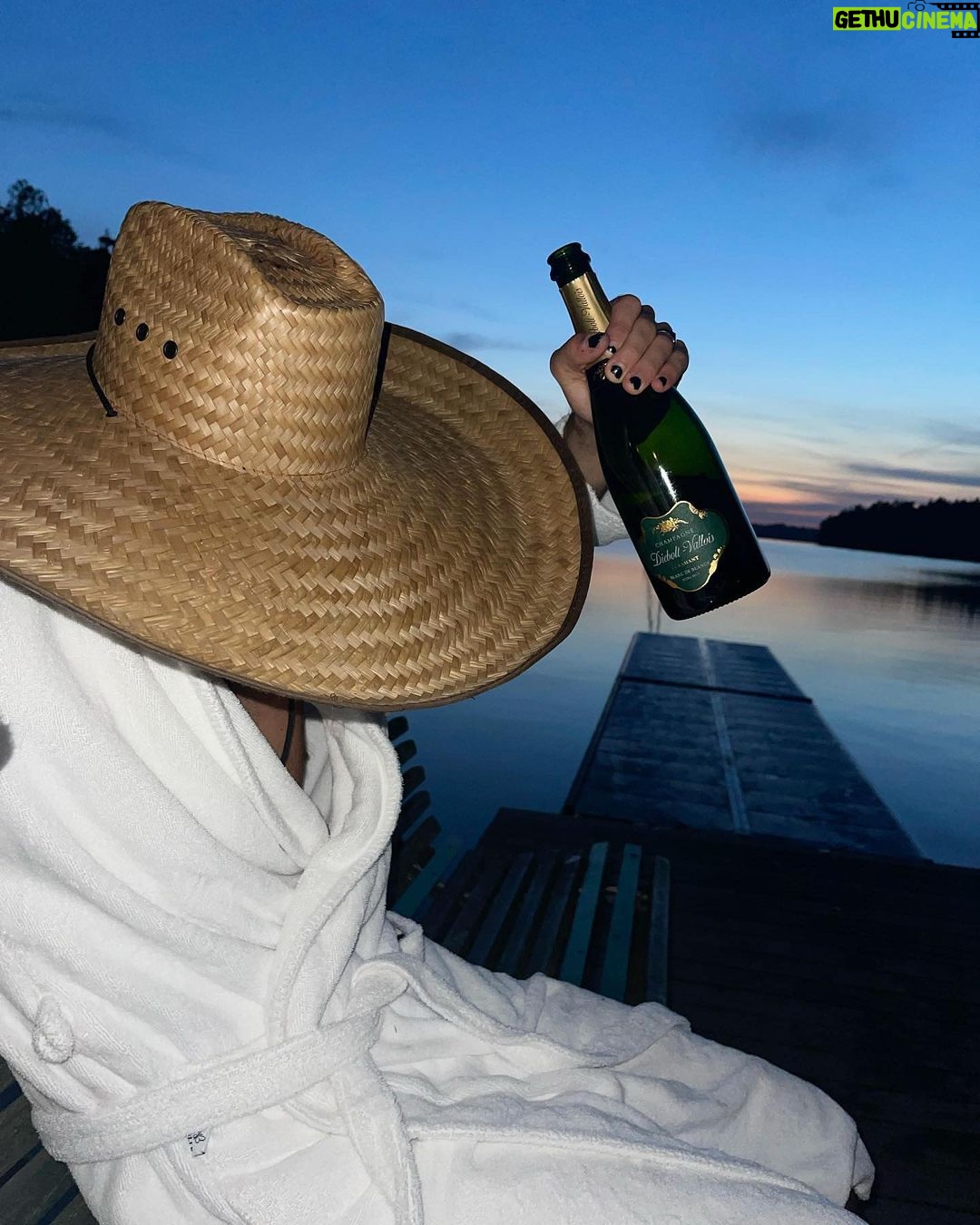 Herman Tømmeraas Instagram - Summer 23 has officially started! Second photo is the ultimate vibe btw🤟🏼