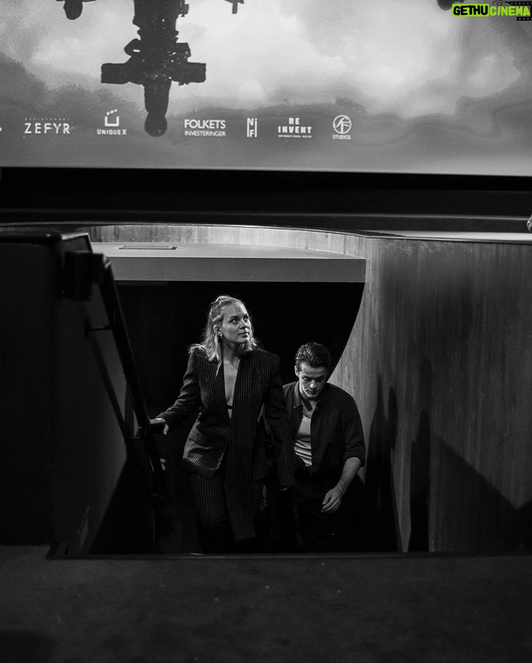 Herman Tømmeraas Instagram - Tb to the premier of LEAVE. Thank you so much to all you wonderful people for showing up, and having fun with us on this fantastic event. My family, my friends, my colleagues🫶🏻 I had a blast!