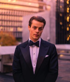 Herman Tømmeraas Instagram - Weeeell! Since Daniel Craig is stepping off as James Bond, I figured I might as well apply hahaha photo by @thomashartvig