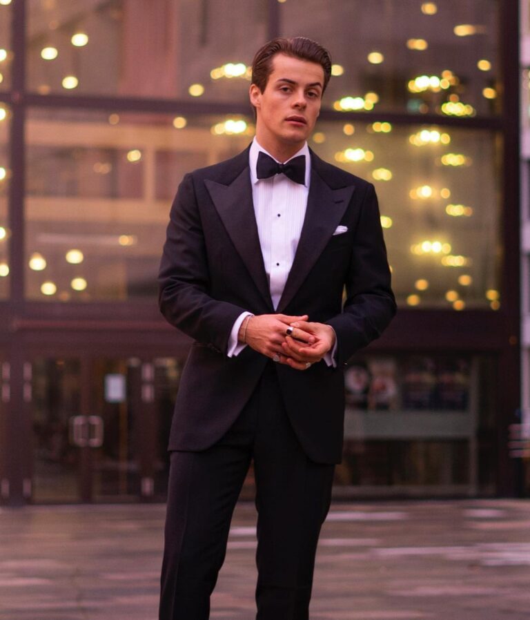 Herman Tømmeraas Instagram - Weeeell! Since Daniel Craig is stepping off as James Bond, I figured I might as well apply hahaha photo by @thomashartvig