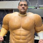 Hesham Gamal Instagram - كسرنا ال ١٥ سنه ماشاء الله من اول مره قابلتك 🤩 عملنا فيهم أكتر من ١٥٠ اغنيه واعلان وموسيقى تصويريه 😍 وانت فعلا أكتر بني آدم محترم ومتربي وشاطر وموهوب انا شفته في ال ١٥ سنه دول ❤️ كل سنه وانت طيب يا مادي 😘